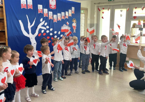 Dzieci z grupy Odkrywcy prezentują piosenkę