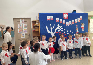 Dzieci z grupy Odkrywcy prezentują piosenkę