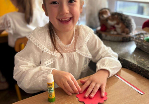 Dziewczynka wykonuje prace plastyczną