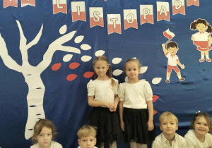 Dziewczynki podczas uroczystości