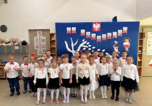 Dzieci z grupy Myśliciele prezentują wiersz