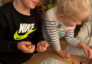 Dzieci robią T jak tarantula