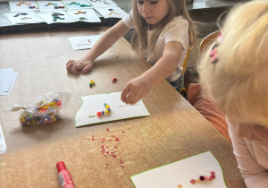 Dzieci układają literki z materiałów kreatywnych