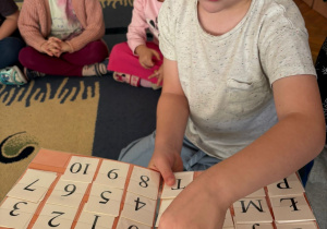 Chłopiec szuka poznanej litery