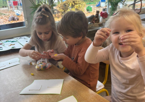 Dzieci układają litery z materiałów kreatywnych