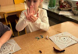 Dziewczynka lepi tarantule