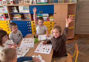 Dzieci rozwiązują karty pracy