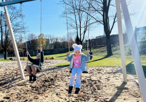 Dzieci na placu zabaw