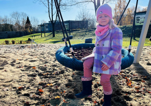 Dziewczynka na placu zabaw