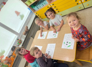 Dzieci wykonują prace plastyczną