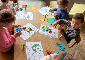 Dzieci wykonują prace plastyczną związaną z Dniem Czystego Powietrza