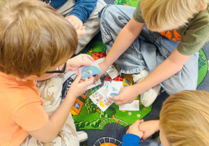 Dzieci układają obrazki