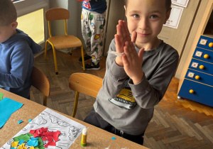 Chłopiec tworzy chmury z waty