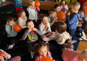 Dzieci dmuchają baloniki