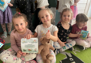 Dziewczynki pozują do zdjęcia z planszą tematyczną