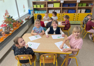 Dzieci wykonują prace plastyczną związaną z Dniem Czystego Powietrza