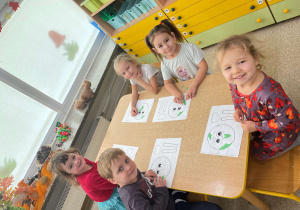 Dzieci wykonują prace plastyczną związaną z Dniem Czystego Powietrza