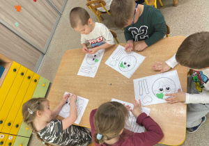 Dzieci wykonują prace plastyczną związaną z Dniem Czystego Powietrza