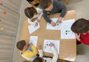 Dzieci wykonują prace plastyczną związaną z Dniem Czystego Powietrza