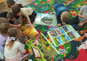 Dzieci oglądają plansze o dbaniu o planetę