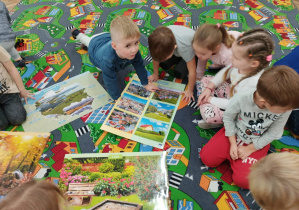 Dzieci oglądają plansze o dbaniu o planetę