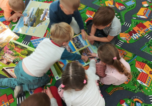 Dzieci oglądają plansze o dbaniu o planetę