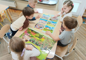 Dzieci oglądają plansze o dbaniu o planetę