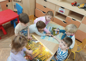 Dzieci oglądają plansze o dbaniu o planetę