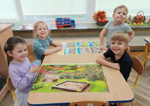 Dzieci oglądają plansze o dbaniu o planetę