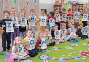Dzieci pozują z napisem Dzień Czystego Powietrza