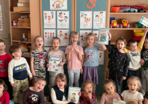 Dzieci pozują do zdjęcia z okazji Dnia Czystego Powietrza