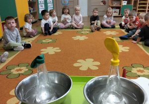 Dzieci uczestniczą w eksperymencie