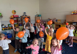 Dzieci bawią się balonami z okazji Dnia Czystego Powietrza