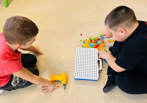 Chłopcy konstruują