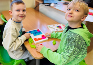 Chłopcy układają klocki