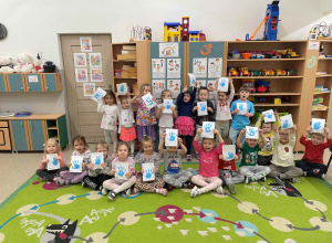 Dzieci pozują ze swoimi pracami