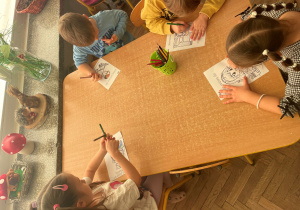 Dzieci wykonują pracę plastyczną