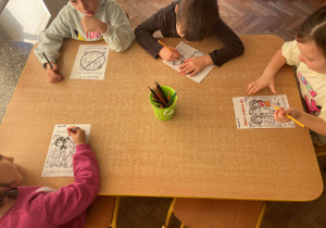 Dzieci wykonują pracę plastyczną