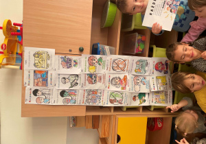 Dzieci pozują do zdjęcia ze swoim plakatem