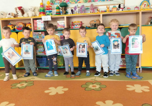 Chłopcy pozują do zdjęcia z tablicami demonstracyjnymi