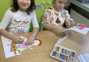 Dzieci wykonują prace plastyczną