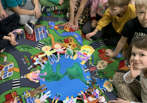 Starszaki ze swoją pracą plastyczną