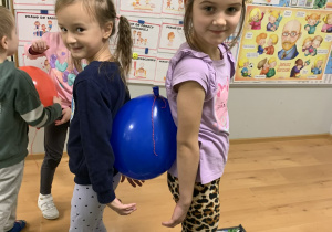 Dziewczynki tańczą z balonem