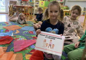 Dziewczynka pokazuje kartę demonstracyjną