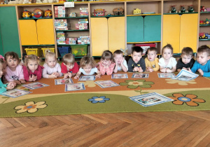 Dzieci pozują do zdjęcia z tablicami demonstracyjnymi