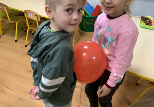 Dzieci tańczą z balonem