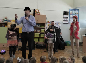 Dwie dziewczynki przebrane za tancerki stoją obok pana Maćka