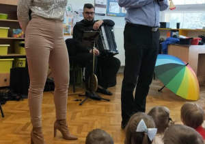 Pan Maciek stoi na środku razem z panią