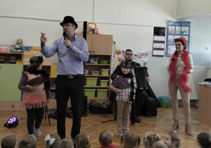 Dwie dziewczynki przebrane za tancerki obok pana Maćka