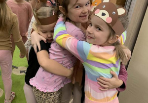 Dziewczynki z Wynalazców przytulają się w Dniu Misia